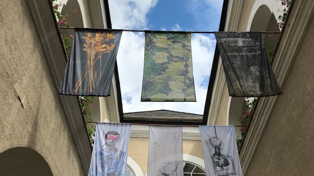 kunstraumarcade, Fahnenprojekt im Arcadenhof (© Museumsmanagement Niederösterreich)